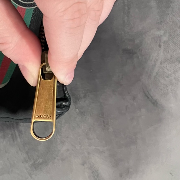 Authentic Gucci medium leather logo clutch - Picture 4 of 8